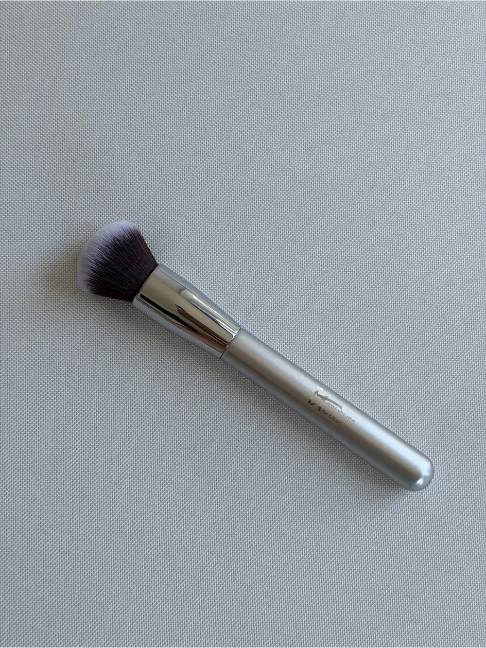 NWT IT Cosmetics Airbrush Blurring Foundation Brush #101